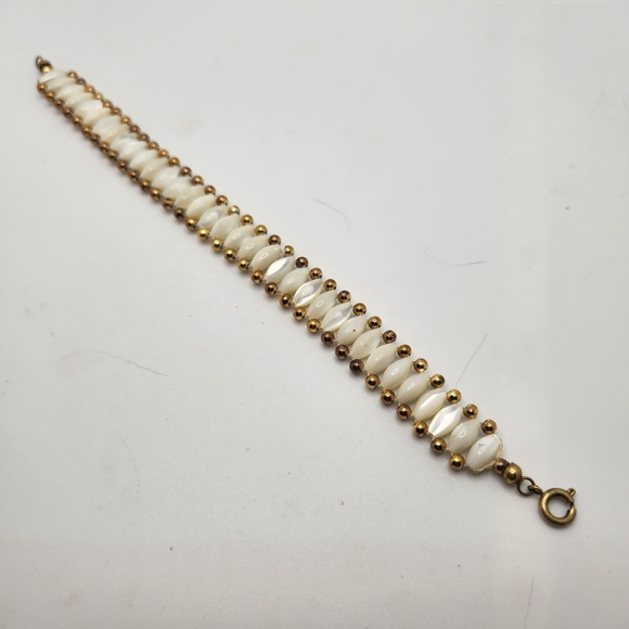 Elegant Gold and Cream Beaded Bracelet - Picture 4 of 10